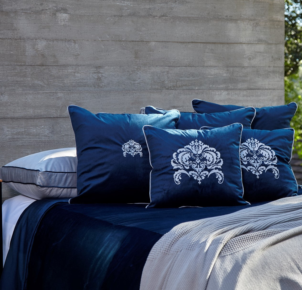 Almofada Amboise Veludo Azul Marinho Bordado Brasão 60X60
