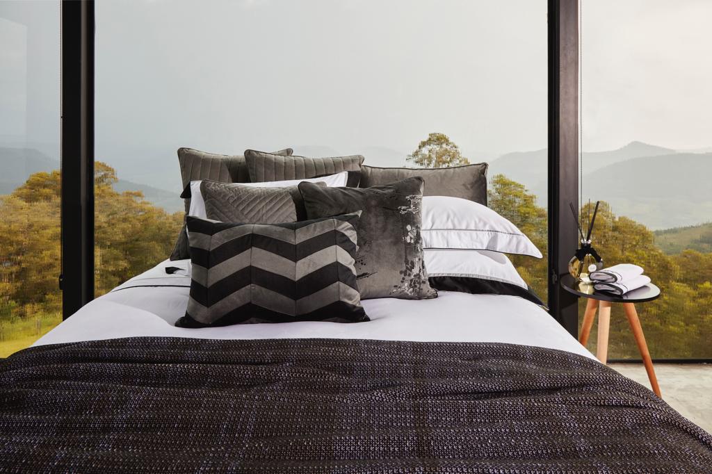 Manta Tricô Araucária Jacquard Preto/Basal/Bco Pompons 2,20X2,50 - Muguet Home