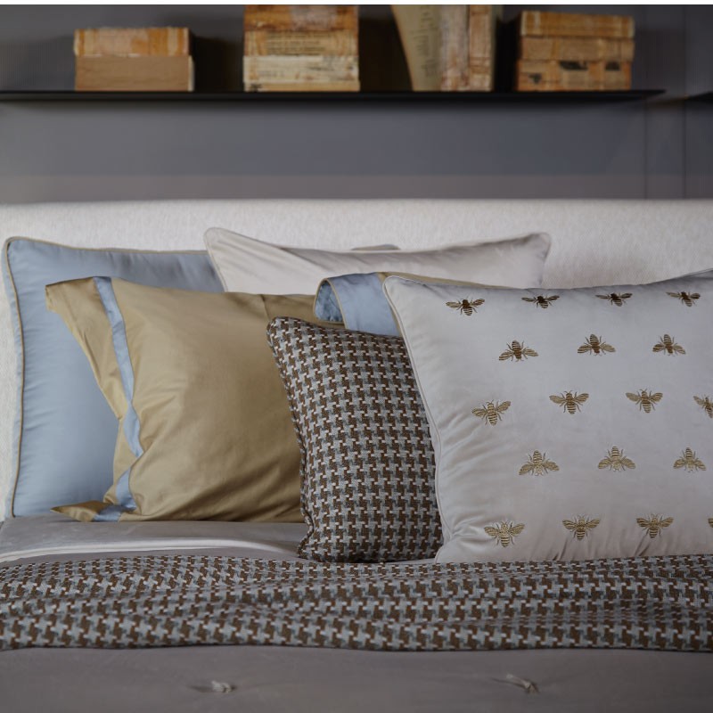 Almofada Abeille Veludo Creme Bordado 50X50 - Muguet Home