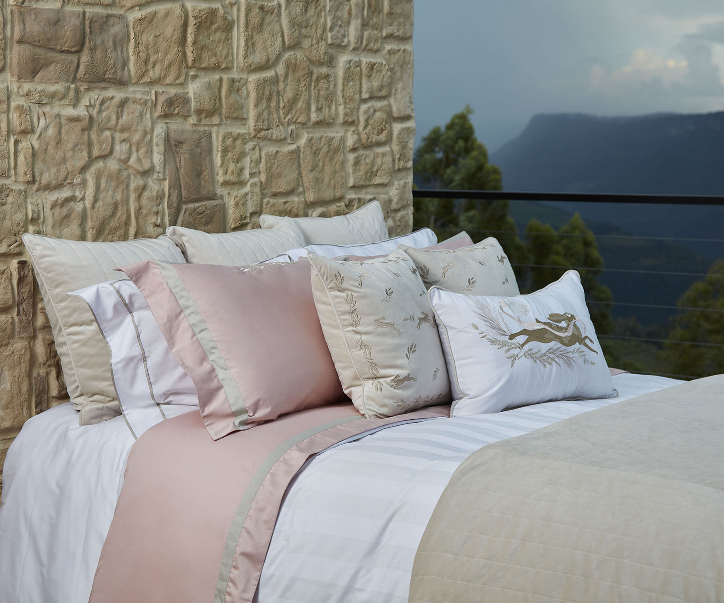 Almofada Prado Veludo Creme Bordada 50X50 - Muguet Home