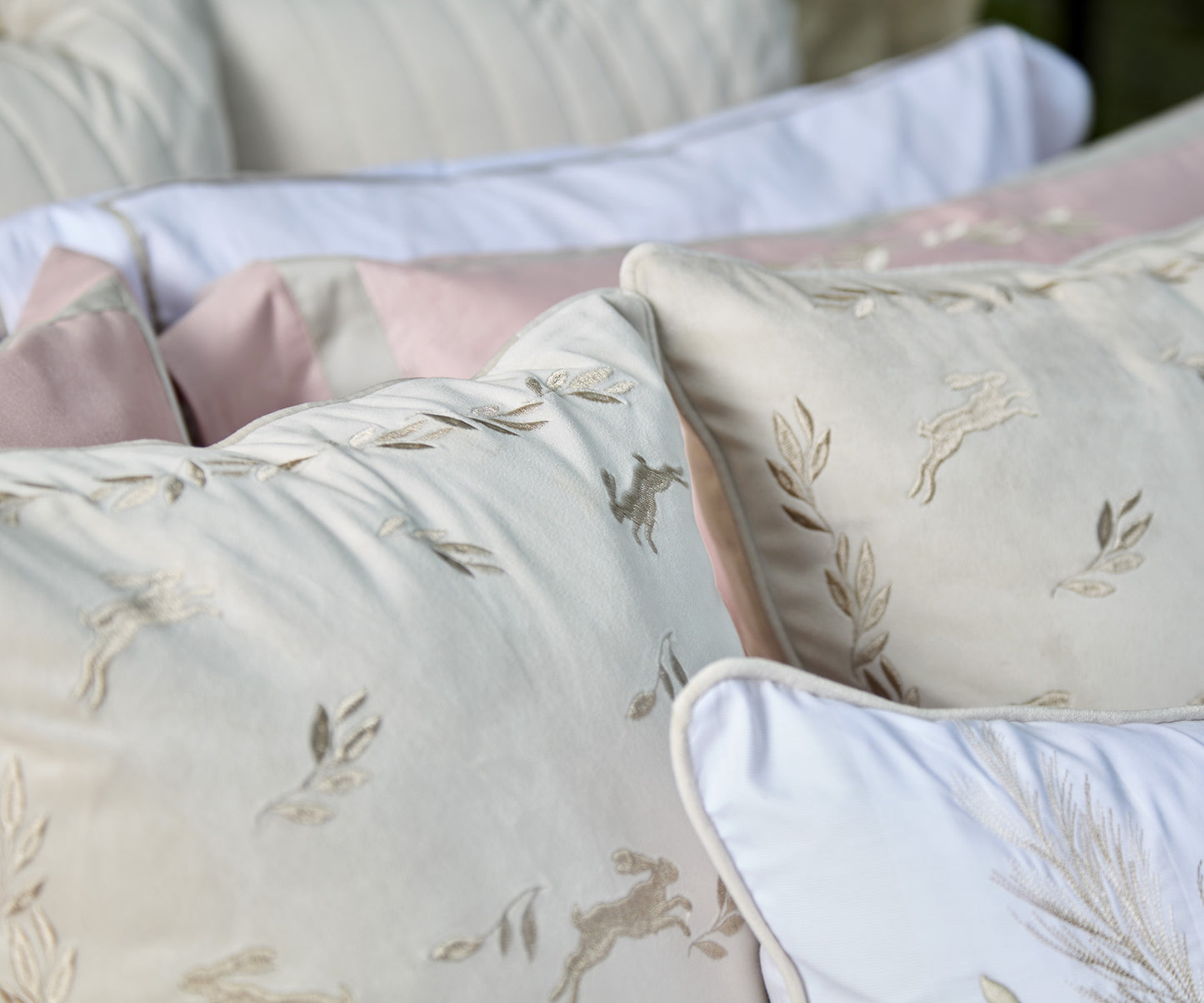 Almofada Prado Veludo Creme Bordada 50X50 - Muguet Home