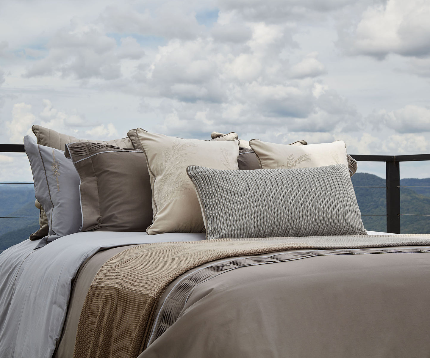 Almofada Plumeira Veludo Matelassado Camurça 60X60 - Muguet Home