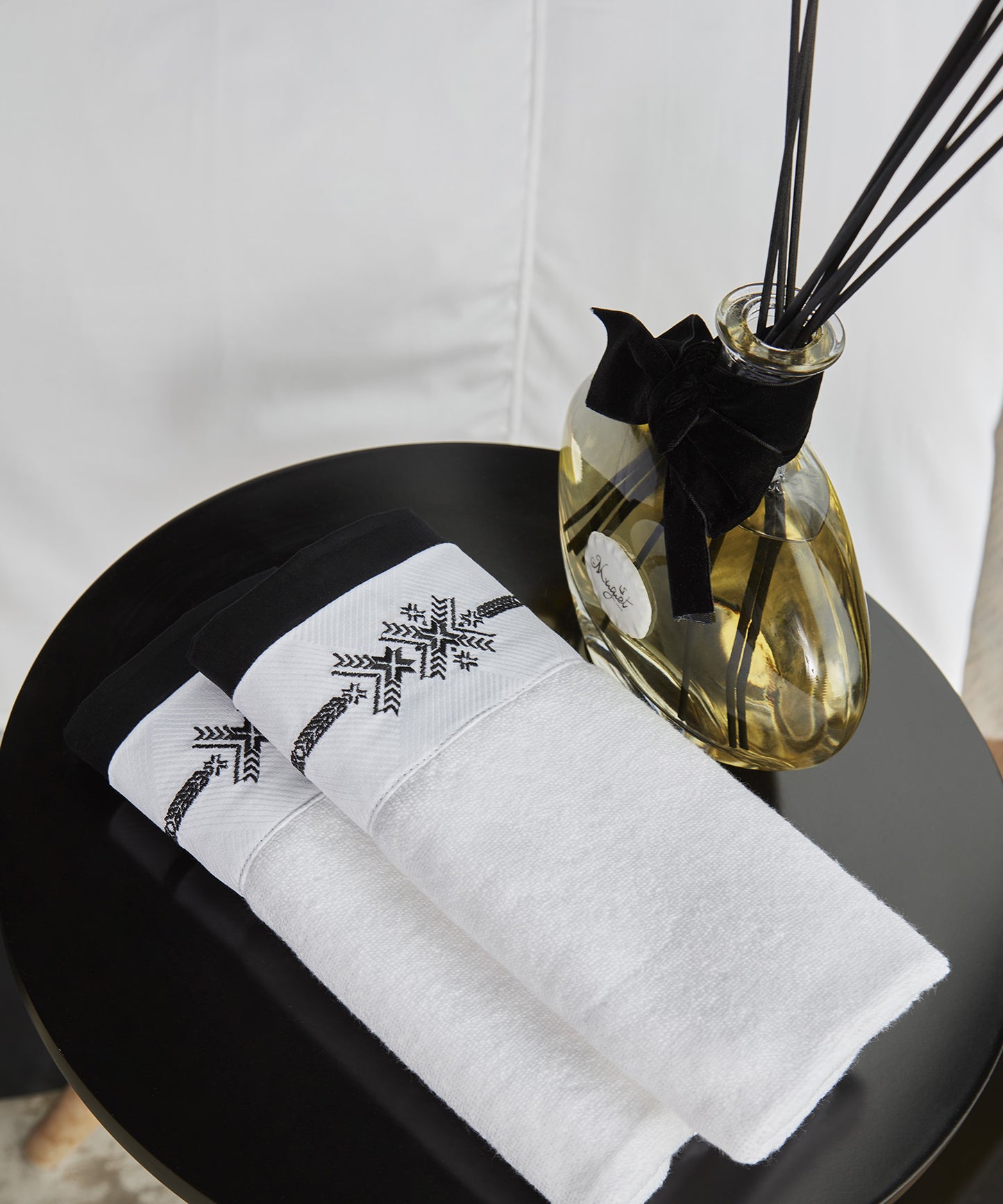 Toalha Lavabo Araucária P&B Algarve Bordada