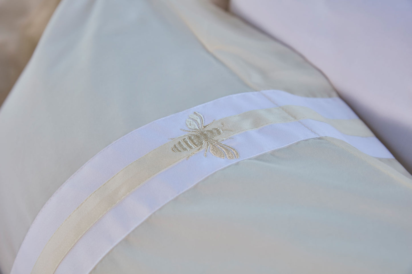 Fronha Avulsa Royale Luxury Collection Bege e Branco Bordada