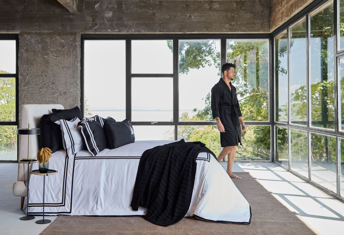 Robe Emperador Em Veludo Preto Bordado Tamanho Único