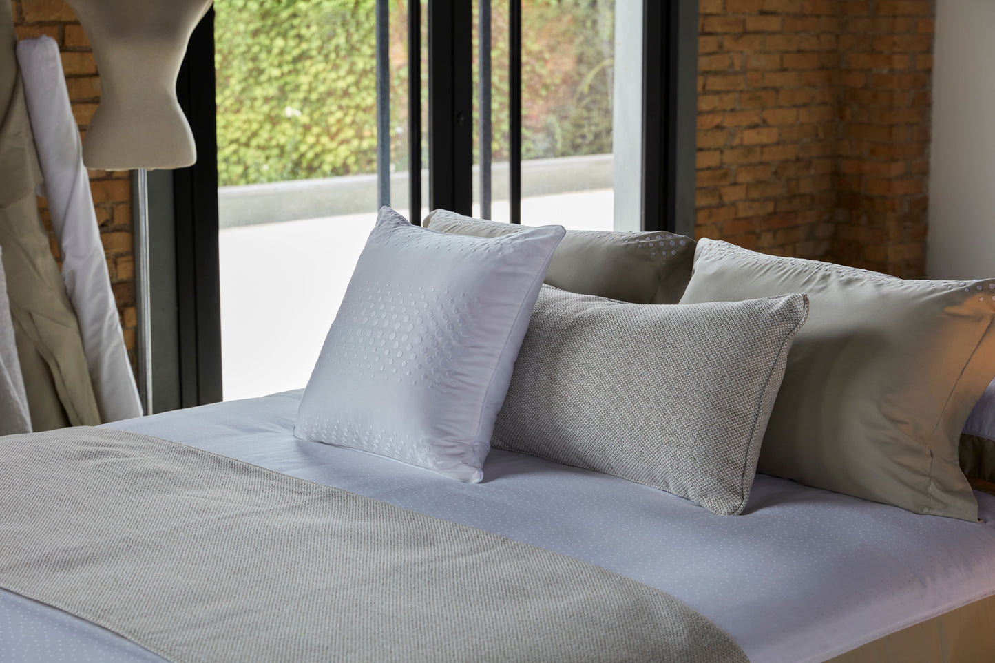 Fronha Avulsa Petit Pois Bege Bordada