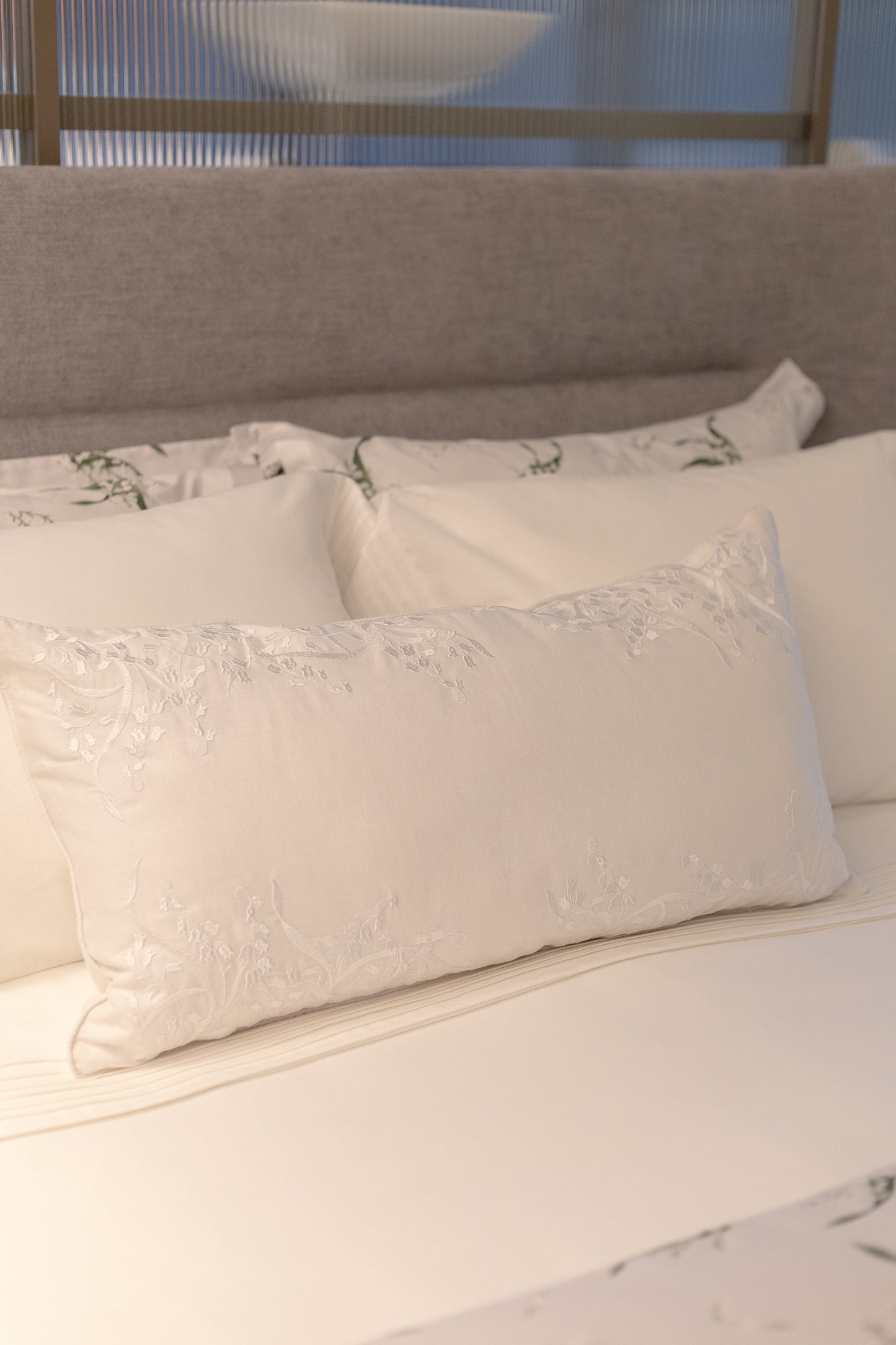 Almofada Les Muguets Linho Branco Bordada 40x80 - Muguet Home