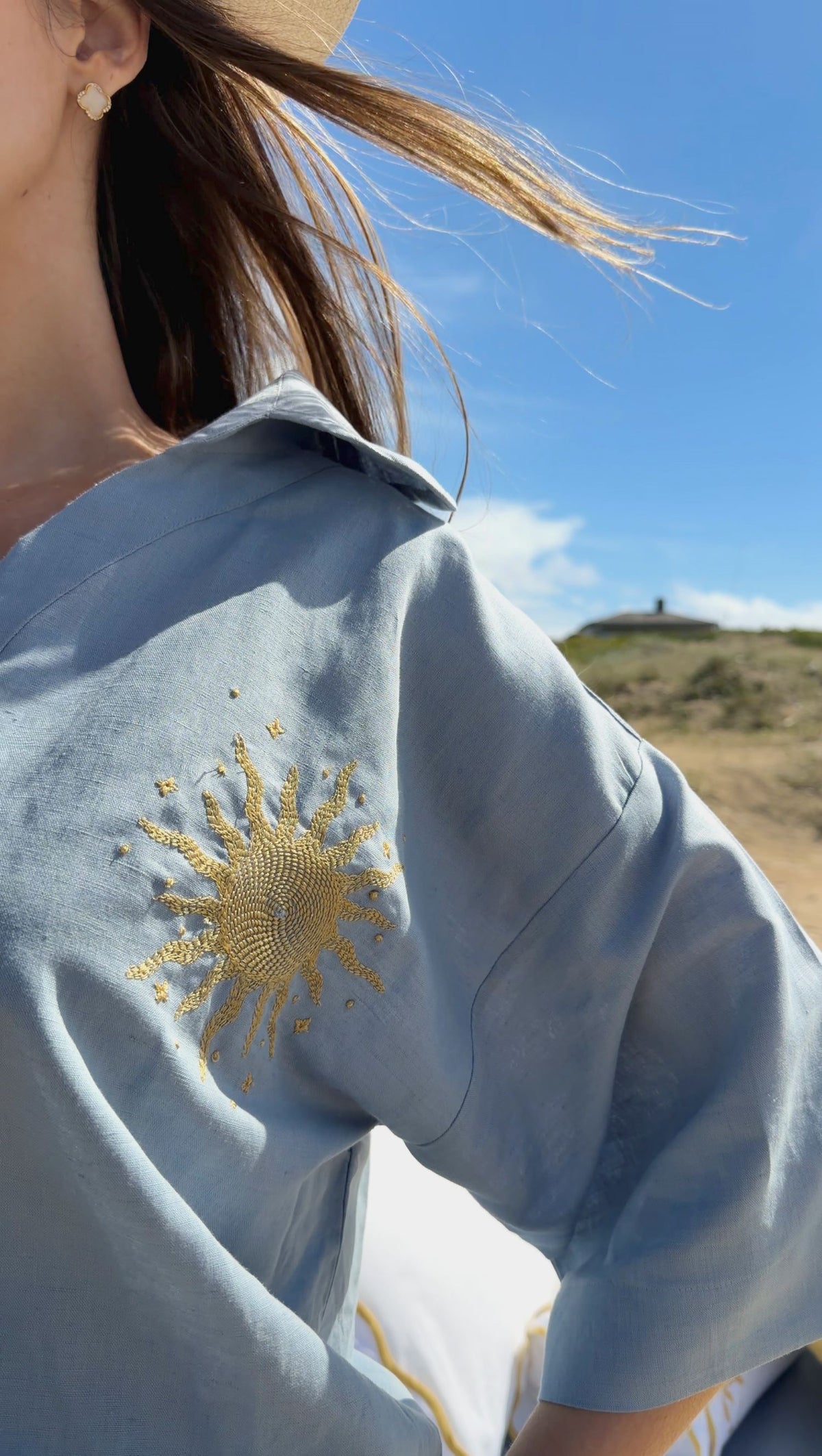 CAMISA SOUVENIRS D'ETÉ LINHO AZUL BORDADA TAM ÚNICO - Muguet Home