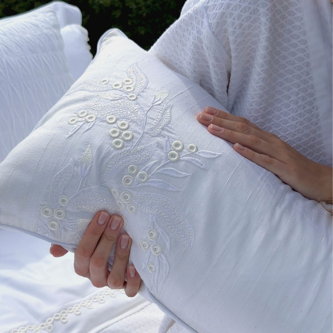 Almofada Pages Blanches Shantung de Seda Off-White Bordado Exclusivo 40x80
