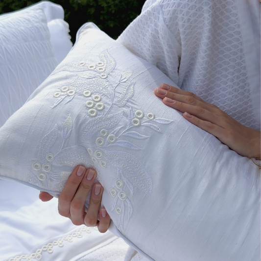 Almofada Pages Blanches Shantung de Seda Off-White Bordado Exclusivo 40x80