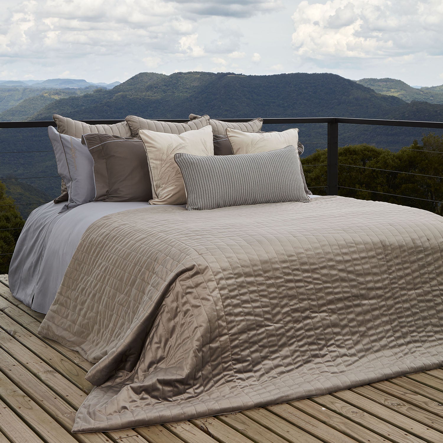 Colcha Plumeira Veludo Matelassada Camurça - Muguet Home