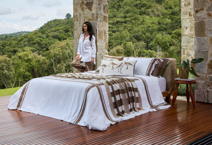 Almofada Refúgio Veludo Off White/Marrom Cacau Bordada Numenius 40x80 - Muguet Home