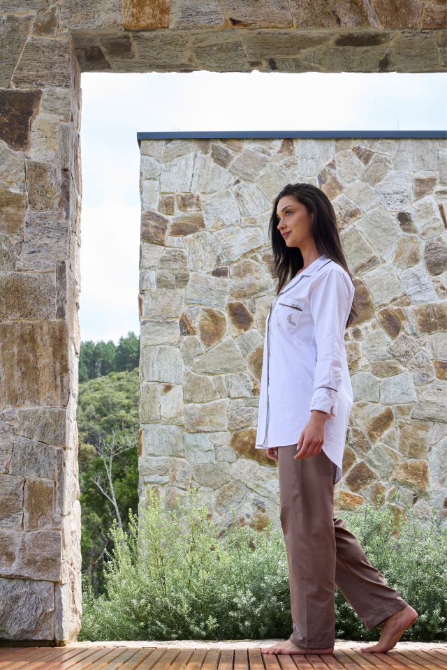 Pijama Feminino Refúgio Branco/Marrom Cacau 600 Fios Bordado - Muguet Home