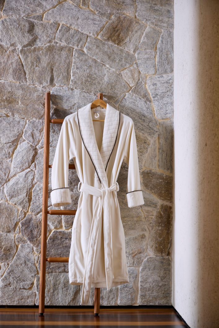 Robe Refúgio Em Veludo Off White/Marrom Cacau Detalhes Matelassê Tam Único - Muguet Home