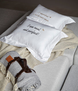 Almofada Abeille Frase Bordada Preto 40X50 - Muguet Home