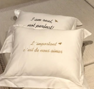 Almofada Abeille Frase Bordada  Dourado 40X50 - Muguet Home